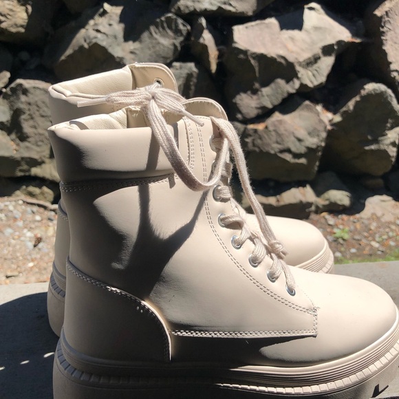 Shodazzel Tevos Women’s Cream Patent Leather Chunky Combat Boot Size 8.5 - Picture 2 of 12